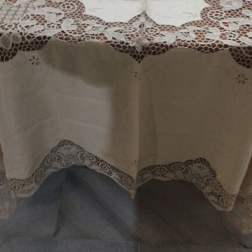 Tablecloth set with 12 food napkins like new, cream color