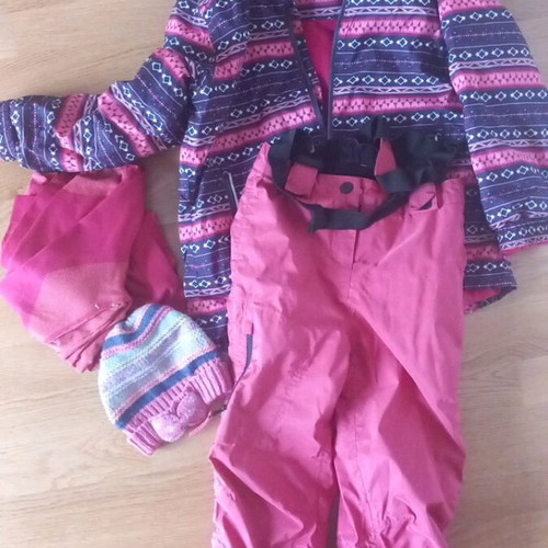 Ski suit 8-10 years like new, jacket, salopettes, thermals, hat