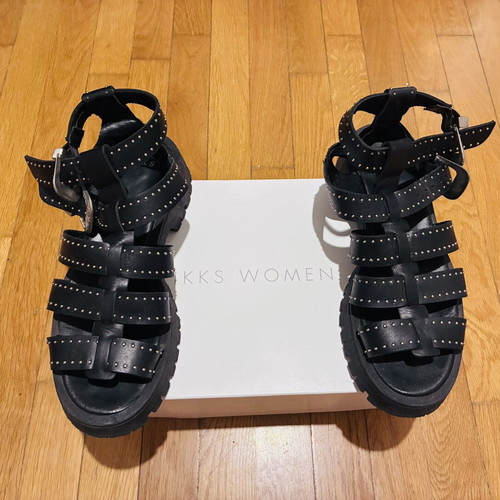 Ikks black leather gladiator sandals like new, size 37