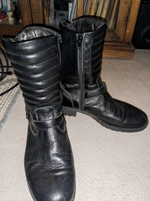 Μποτάκια γυναικεία μαύρα δερμάτινα Νο39 μεταχειρισμένα με φερμουάρ