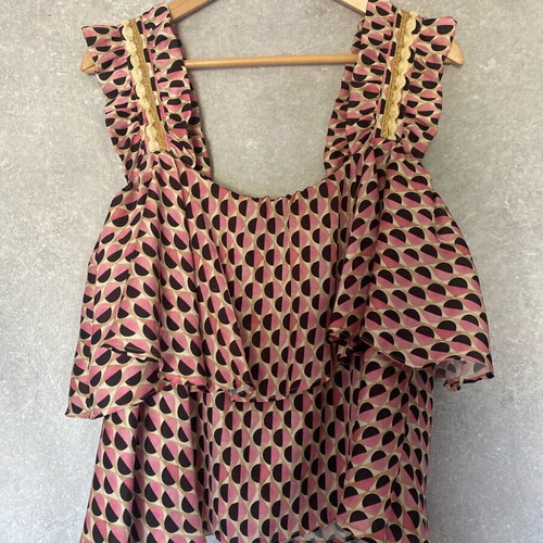 Avant Garde women's short top like new, size M, black and pink
