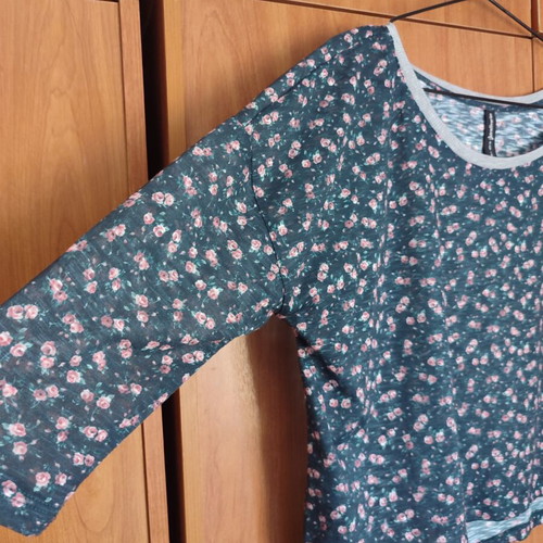 Floral crop top Stradivarius size Large like new, dark green with pink roses