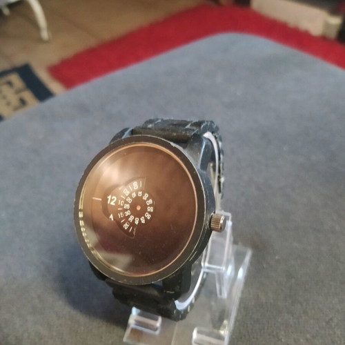 Men's wristwatch used with unique dial and function