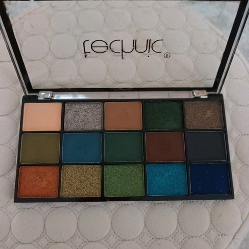 Technic Cosmetic Spirit Guide eyeshadow palette like new, 15 colors