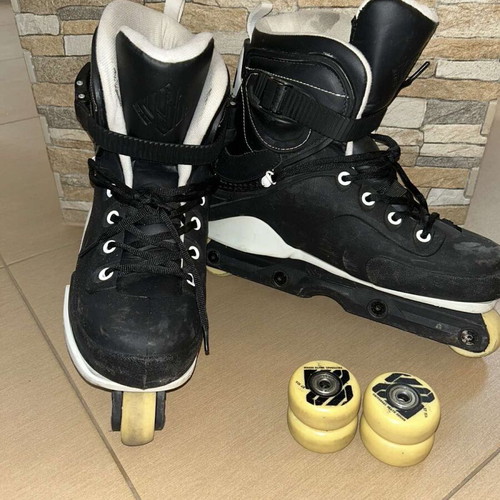 USD Aggressive Rollers size 45 like new, black with 4 spare wheels