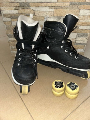 USD Aggressive Rollers size 45 like new, black with 4 spare wheels