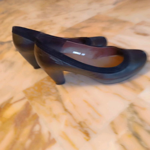 Boxer leather pump black, like new, size 38, low heel
