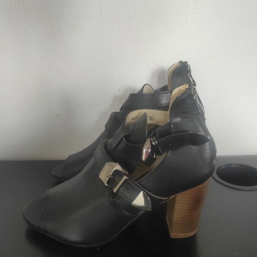 Famous Shoes women's boots size 38 like new, black