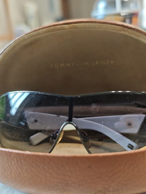 Tommy Hilfiger Sunglasses mask like new, gray and red