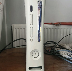 XBox 360 πλήρες πακέτο 3 χειριστήρια και 15 παιχνίδια με αξεσουάρ. Τιμή συζητήσιμη