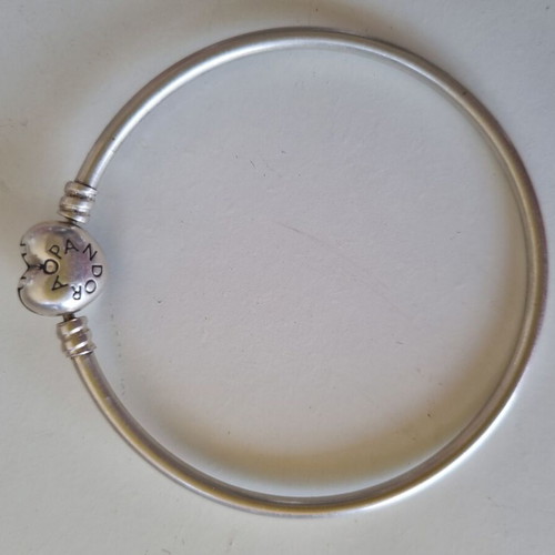 Pandora Moments 596268 silver bangle bracelet with heart clasp