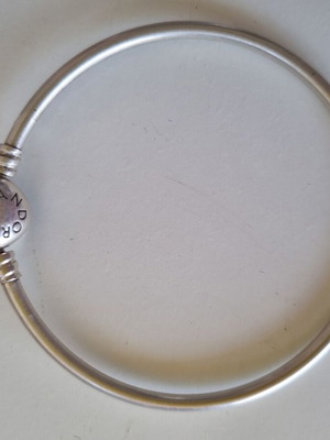 Pandora Moments 596268 silver bangle bracelet with heart clasp