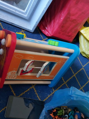 Hape Take Along Activity Box από ξύλο σε άριστη κατάσταση για 10 μηνών