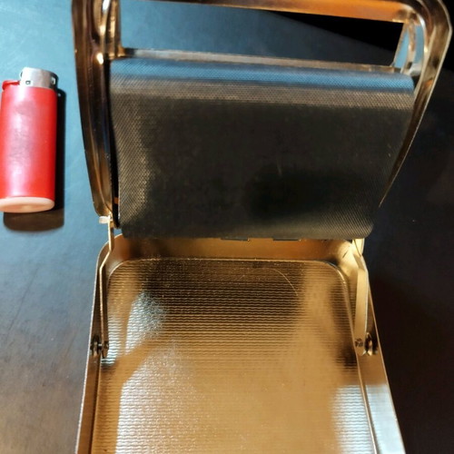 Tobacco case new with cigarette rolling mechanism