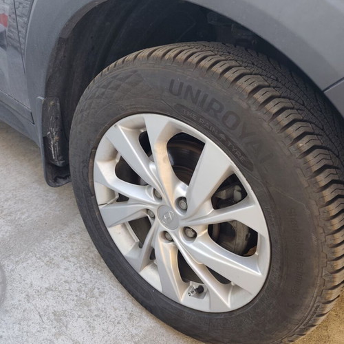 Hyundai Tucson 17-inch rims with all-season tires like new