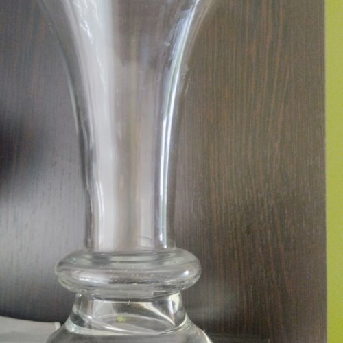 Leonardo glass vase like new with stem base and conical opening