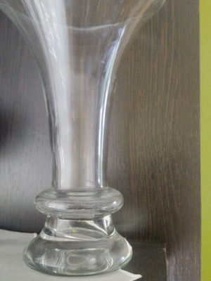 Leonardo glass vase like new with stem base and conical opening