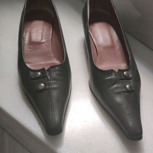 Black pumps with low heel, size 40, like new