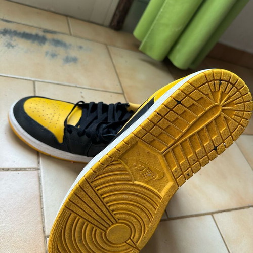 Air Jordan 1 Low black/yellow like new, size 45