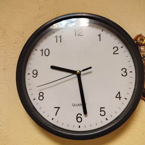 Silent wall clock analog like new