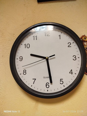 Silent wall clock analog like new