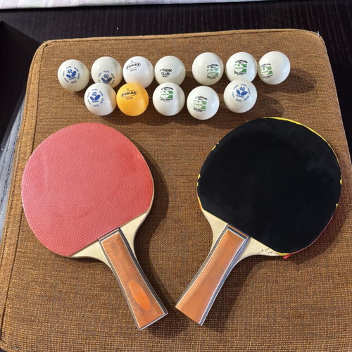 Table tennis set with 2 paddles and 12 balls