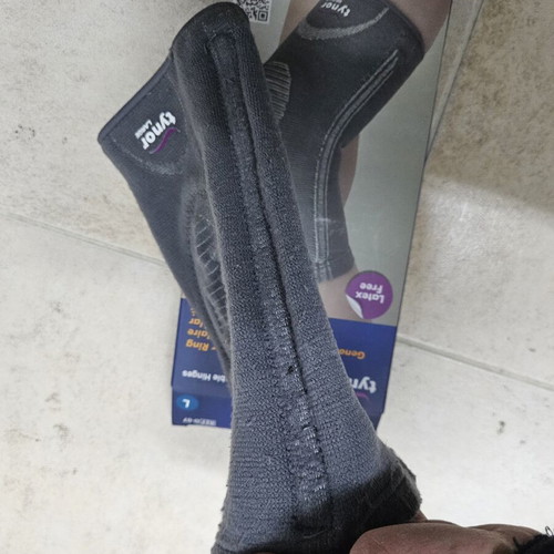 Tynor elastic knee brace like new, with hinges, size large