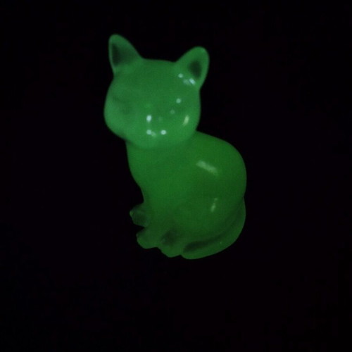 Decorative cat made of liquid glass that glows in the dark new