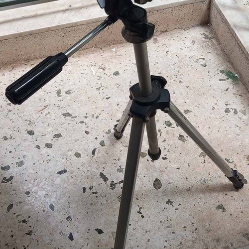 Professional aluminum photographic tripod used