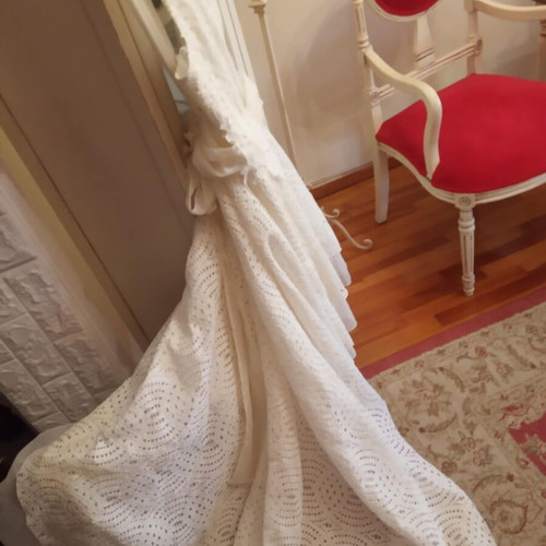 Wedding dress like new, ivory lace with decorative belt and long train