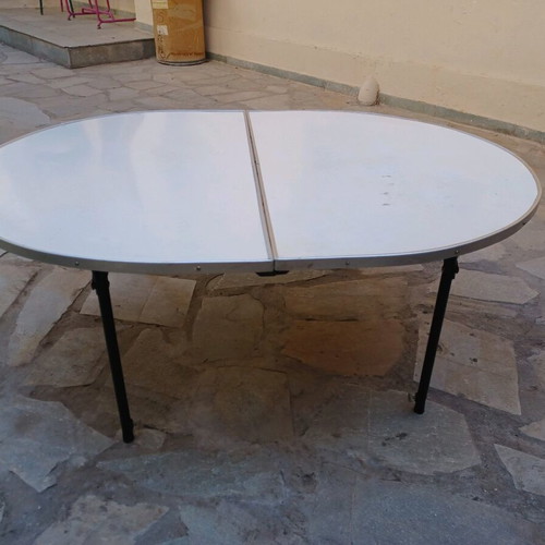 Outdoor folding table like new, metal construction, seats 6