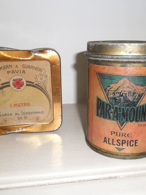 Старинни кутии комплект от 2 с етикети Paramount и Hartmann e Guarneri