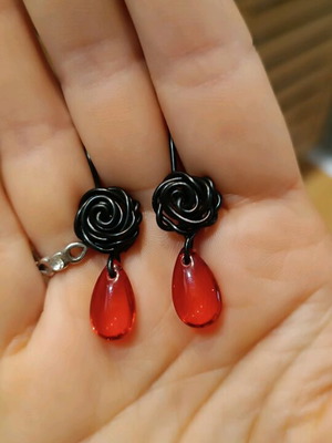 Rose earrings made of black aluminum wire with red drop new