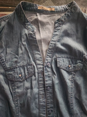 Lightweight denim dress with narrow waist and collar