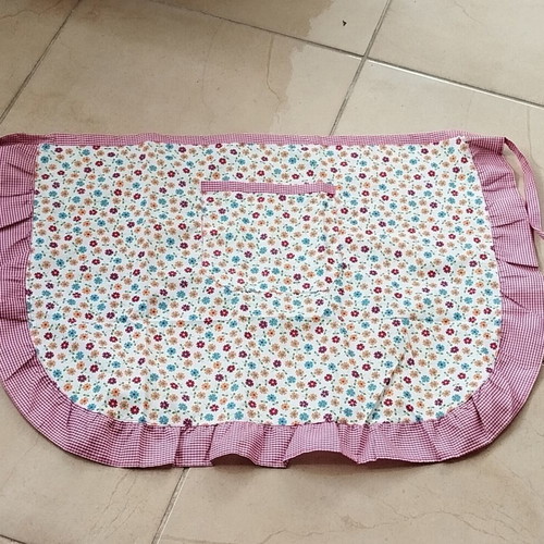 Set of 2 waist aprons with floral and checkered patterns, like new