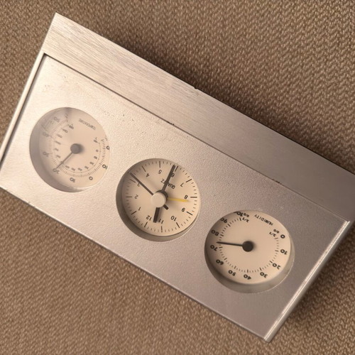 Table clock used with humidity and temperature sensor