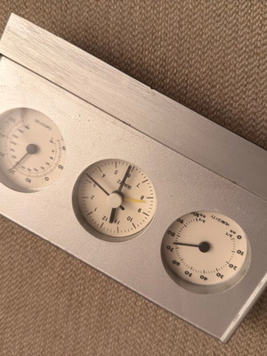 Table clock used with humidity and temperature sensor