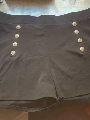 Μαύρο σορτσάκι H&M μέγεθος XL με χρυσά κουμπιά και ελάχιστα φορεμένο