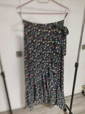 Midi skirt floral size S-M like new, black