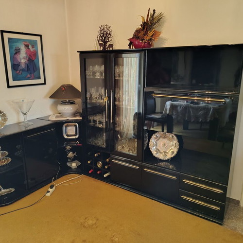 Black lacquer unit used, detachable