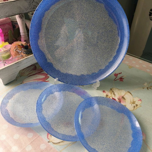 Pasta set like new, 3 small plates and 1 large sandblasted glass platter