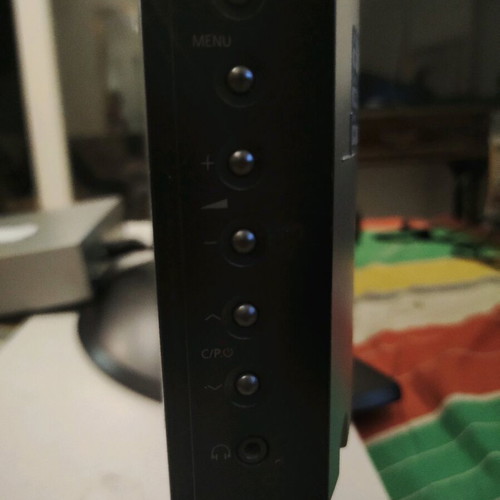 Samsung 32 used TV with vivid colors and excellent picture