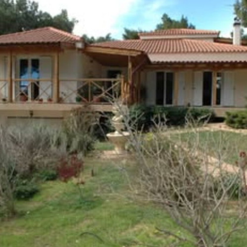 Detached house in Thrakomakedones with garden and fireplace