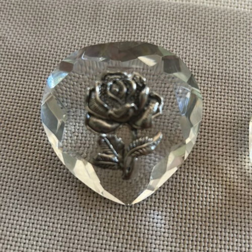 Crystal heart-shaped decorative objects with embossed metal rose