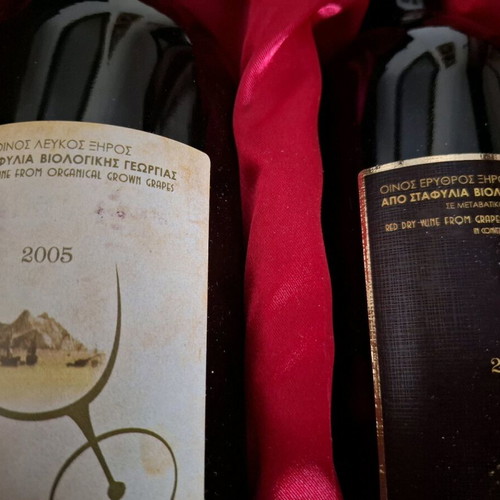 Wines 2005 in wooden box like new, set of 2 bottles