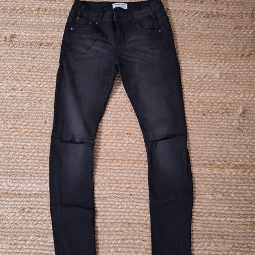 One Teaspoon women's black jeans mid-rise like new with knee rip