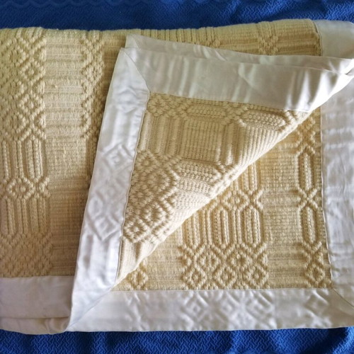 Woolen woven table linen like new