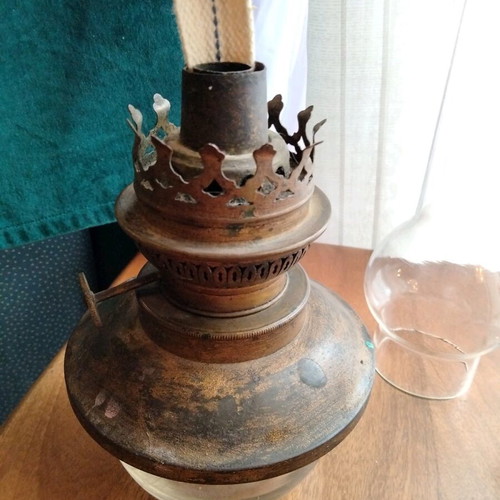 Antique oil lamp like new, brass or copper