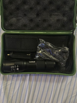Ledeak LED Flashlight like new with bike mount and accessories
