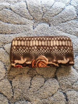 Glossy leather wallet 20x10 cm